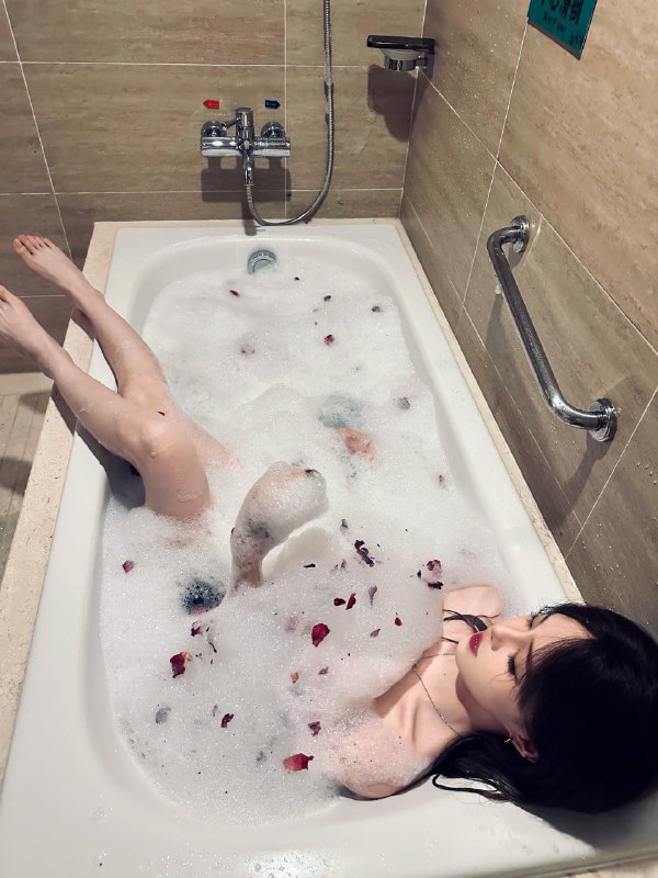 洗洗睡吧，不是说睡前要洗漱么……洗脸刷牙，完事上床睡觉😎洗洗睡吧，不是说睡前要洗漱么……洗脸刷牙，完事上床睡觉😎